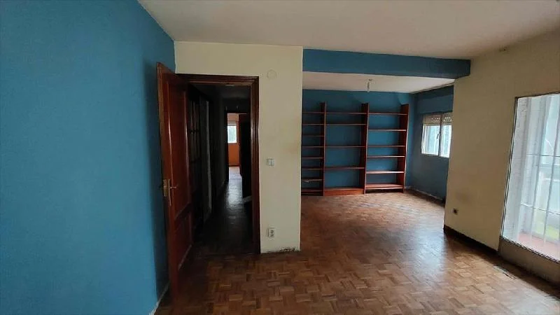 Piso de cuatro dormitorios para actualizar con ascensor
