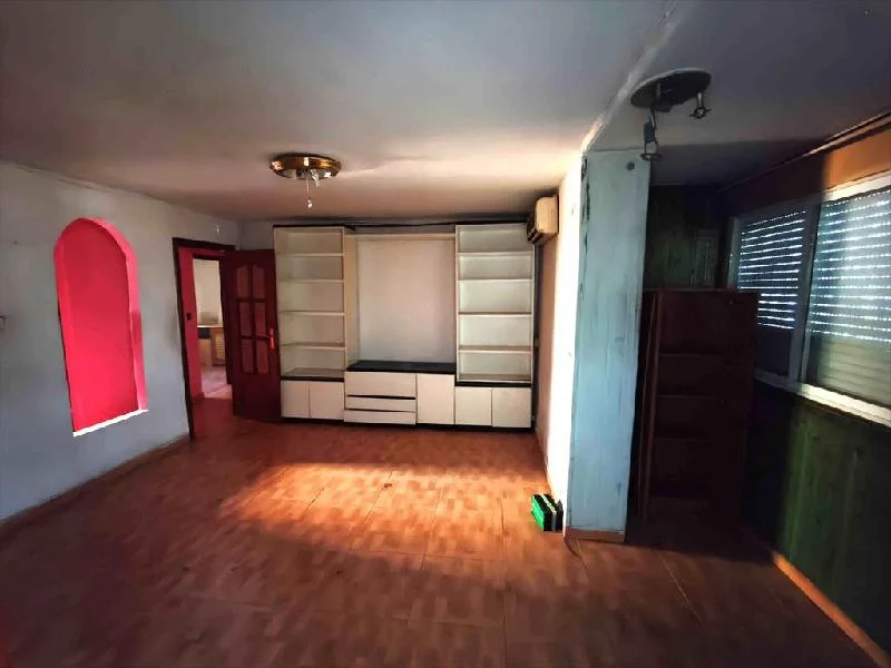 Piso para reformar con tres dormitorios