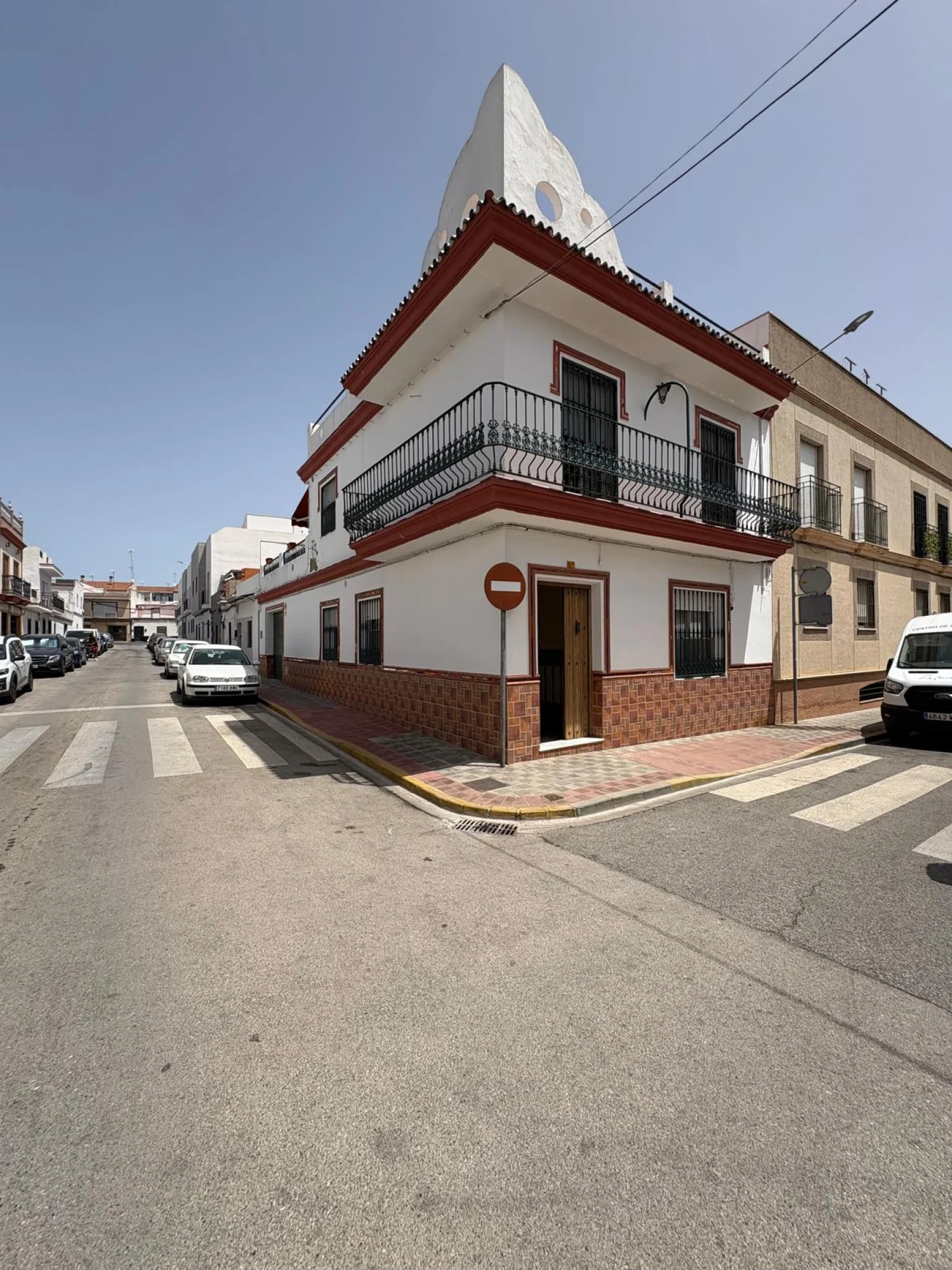 Corner townhouse in Dos Hermanas