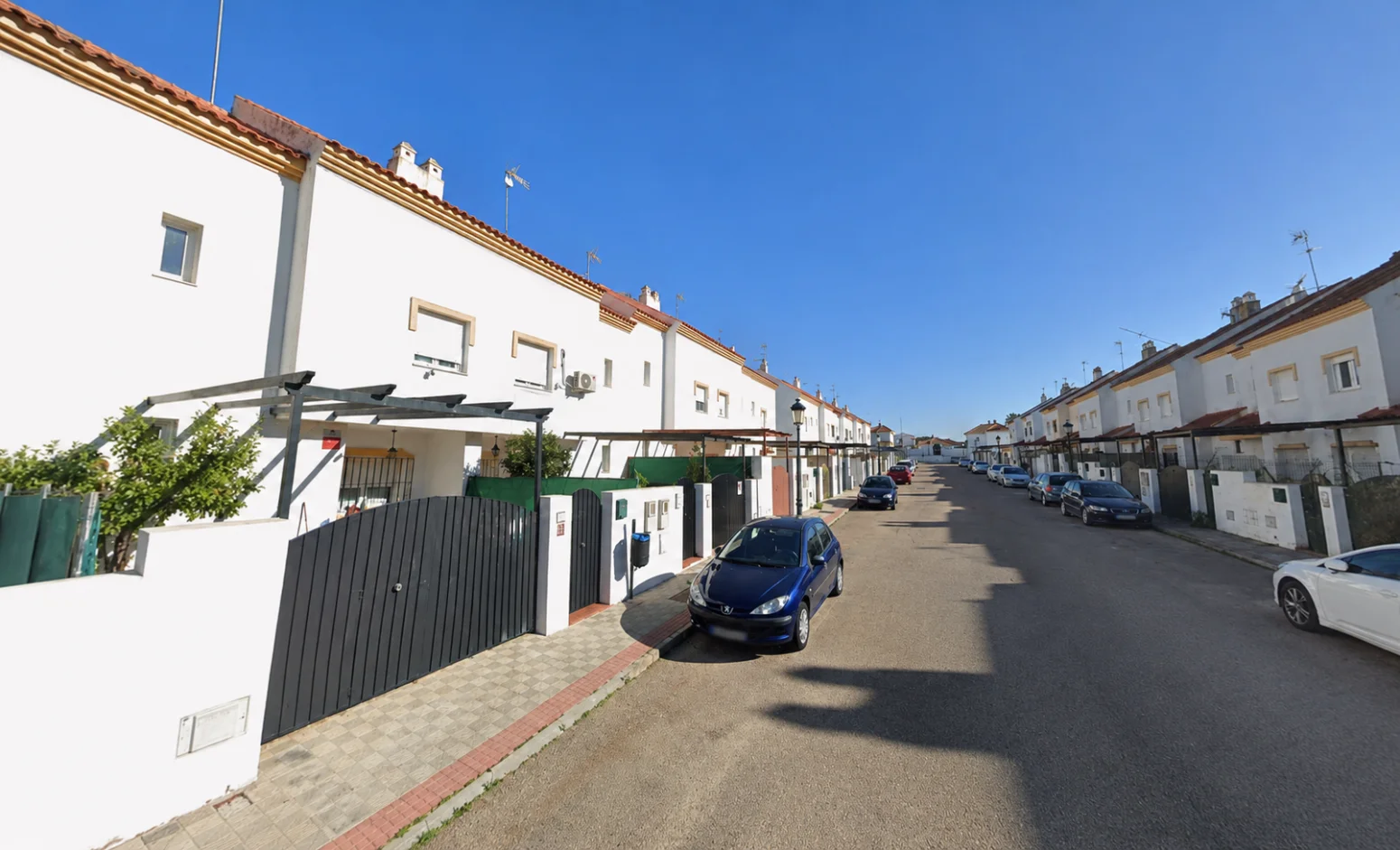 Propiedad de tres dormitorios con piscina y jardín