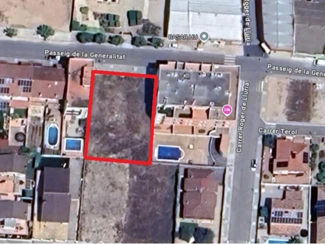 Solar urbano con 1.608 m² edificables