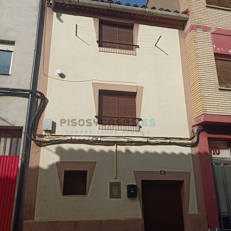 Propiedad de pueblo de tres plantas cerca de Zaragoza
