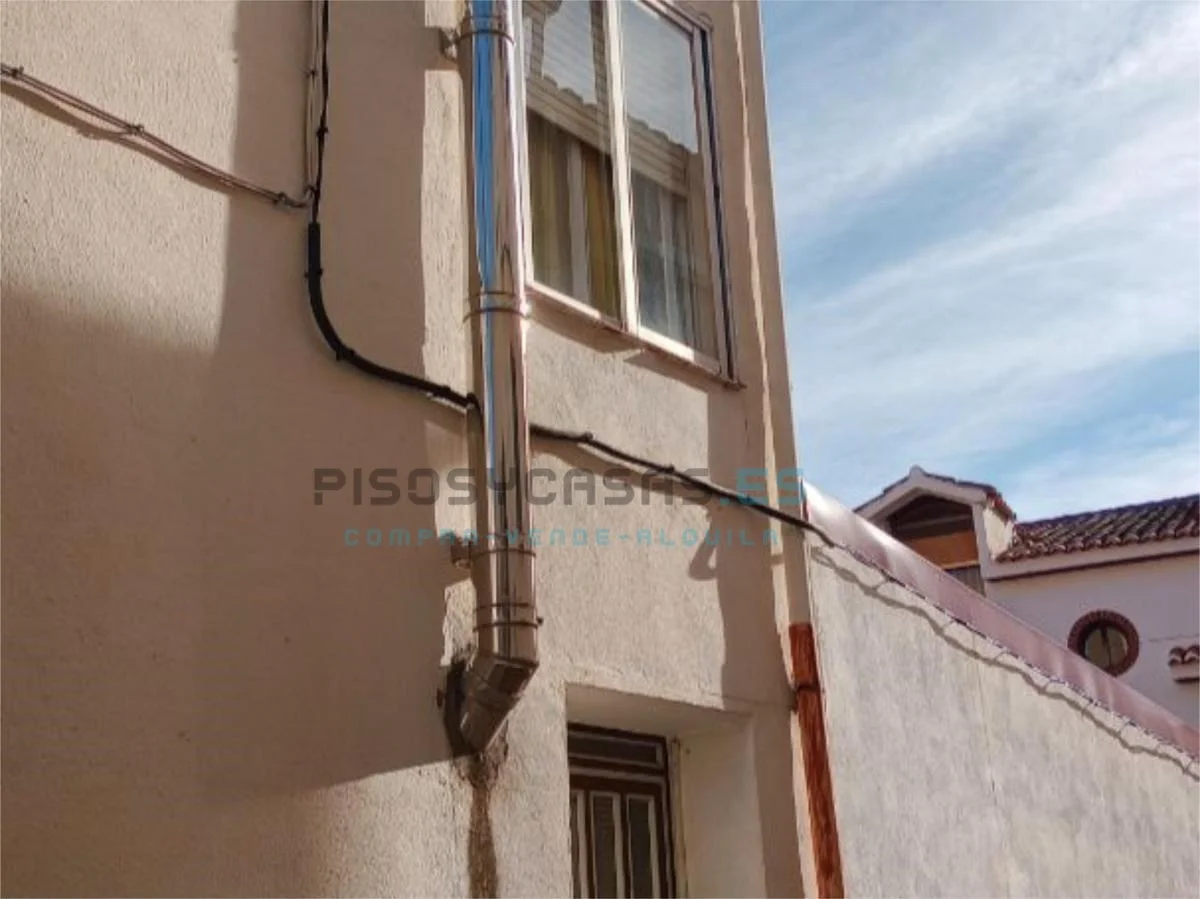 Casa adosada de seis dormitorios en el centro de Landete