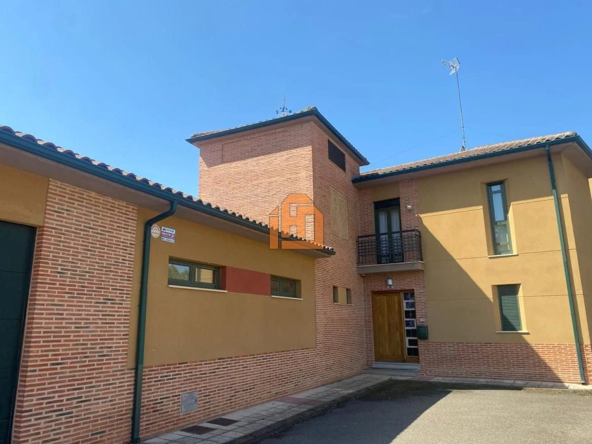 Large chalet near León with garden