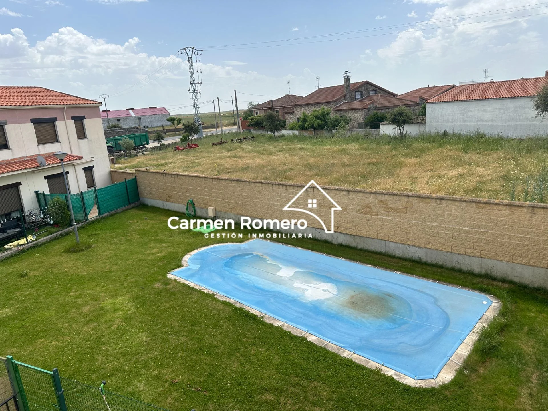 Corner townhouse near Salamanca, 3 bedrooms