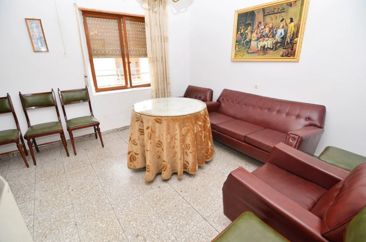 Good-condition house, 4 bedrooms, garage