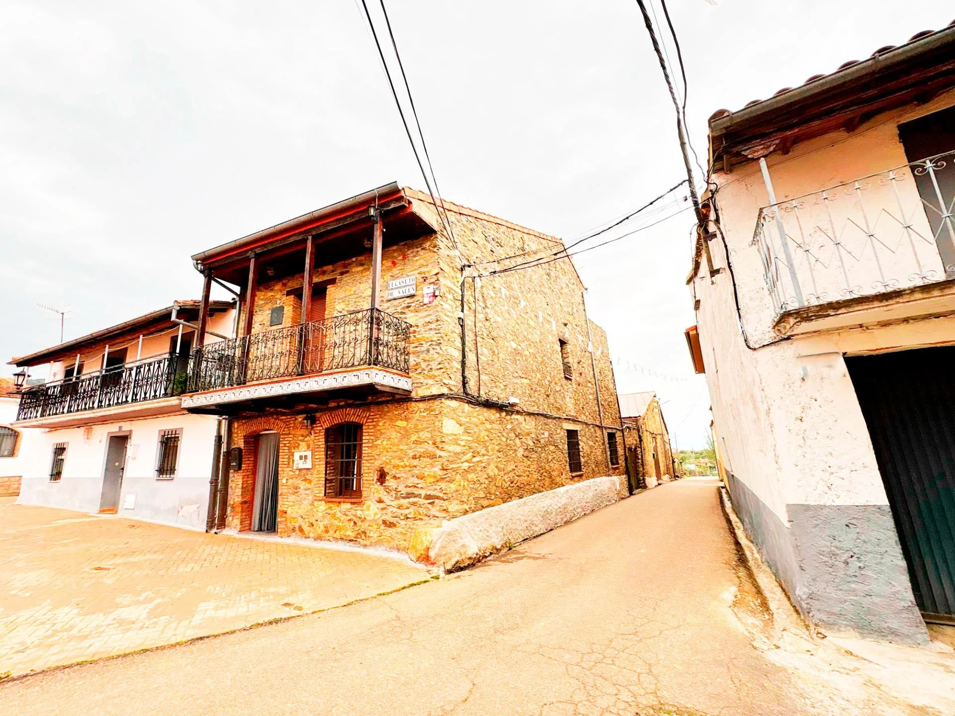 Five-bedroom rural house, ready to occupy