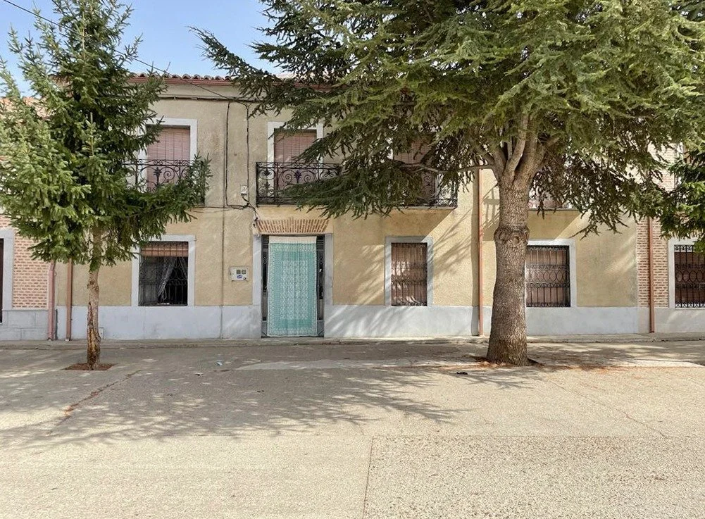 Large five-bedroom village house to reform