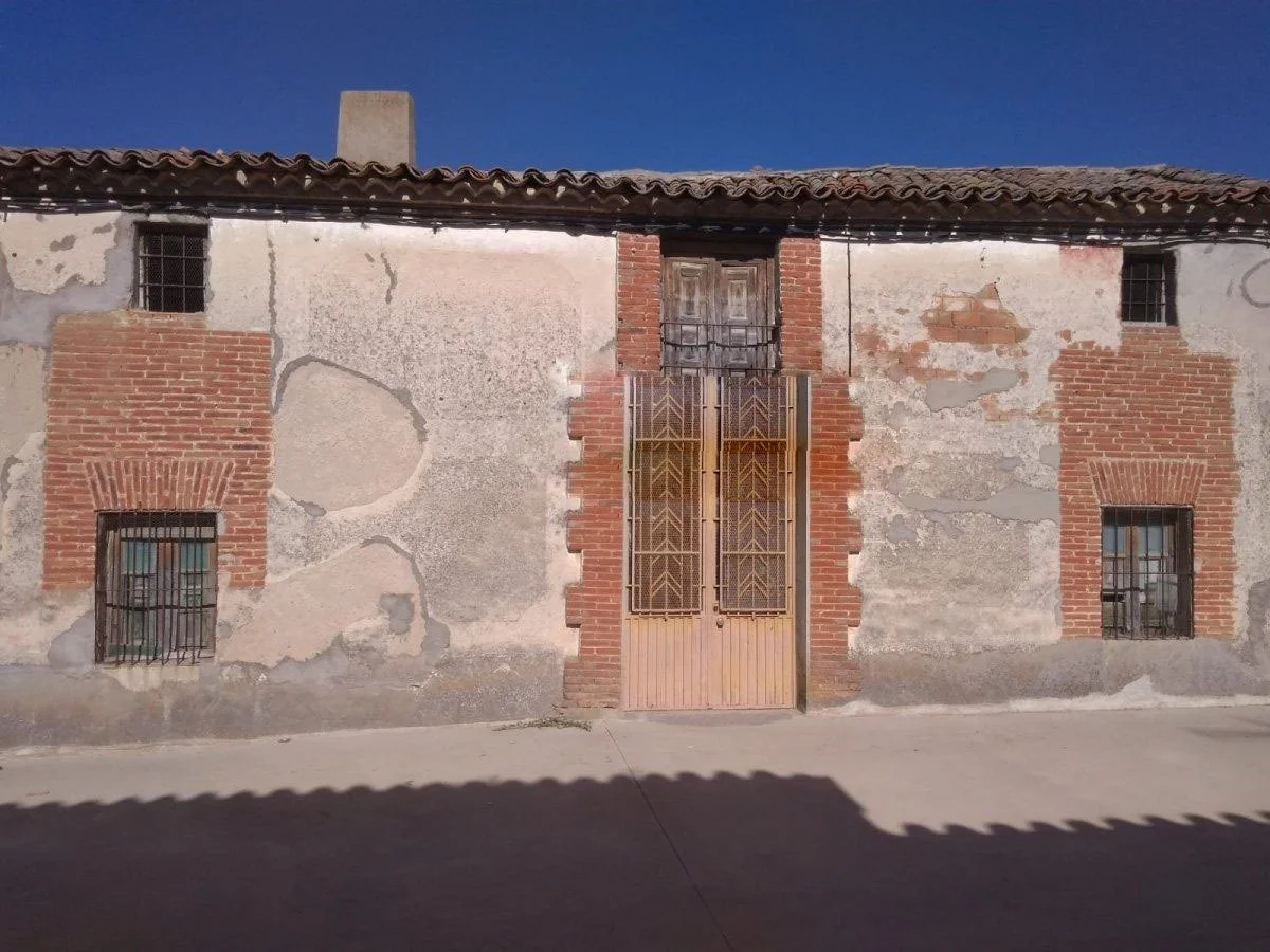 Casa de dos plantas con gran patio
