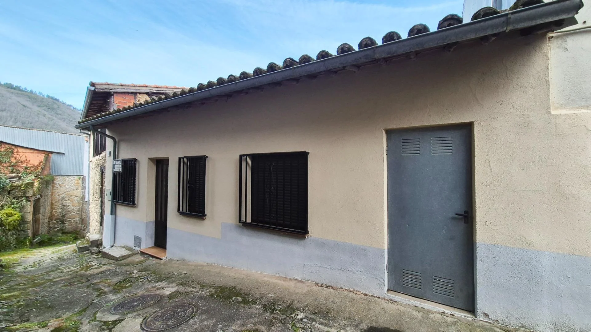 Rural house with unfinished cellar