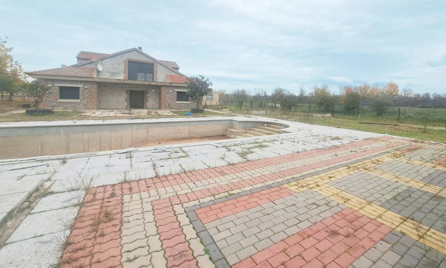Chalet with 54,000 m² rustic plot