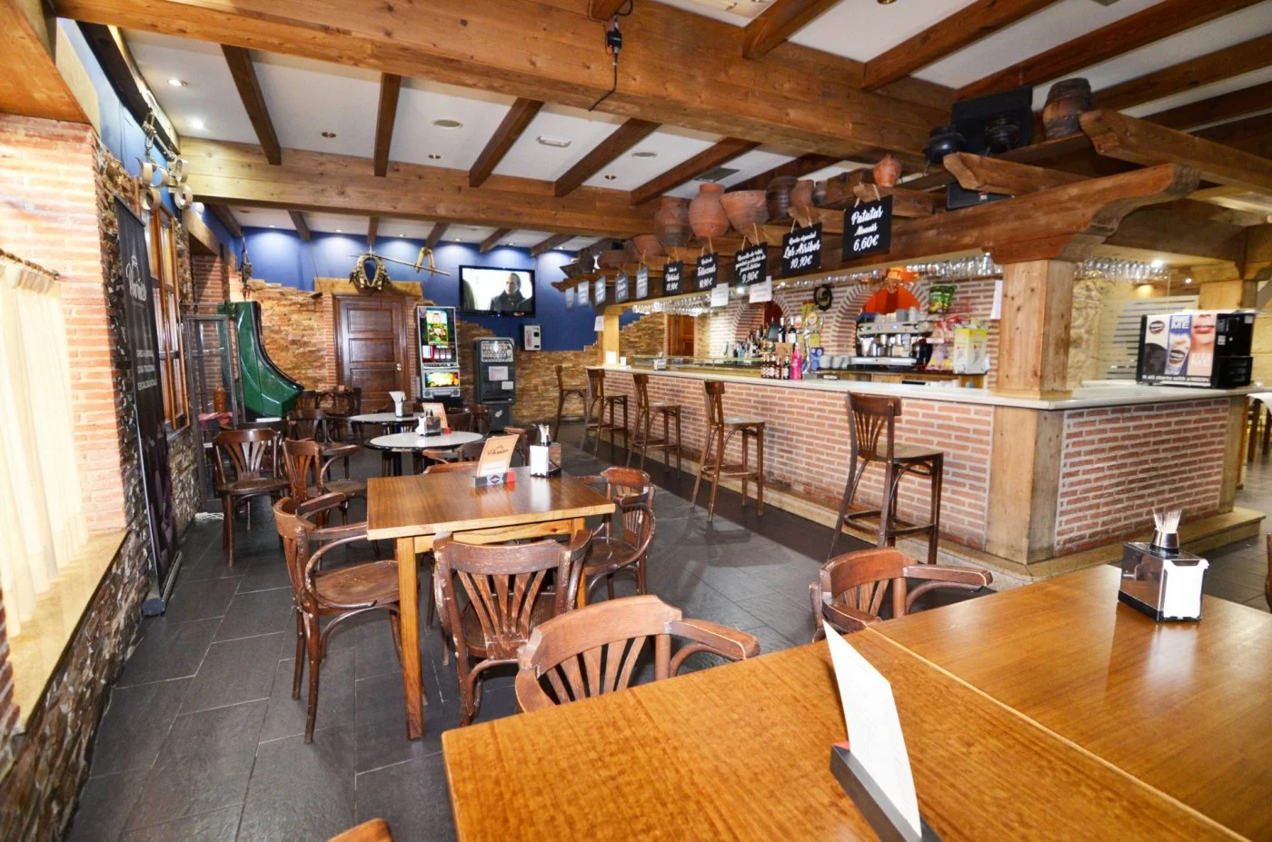 Restaurante en funcionamiento con edificio de 742 m²
