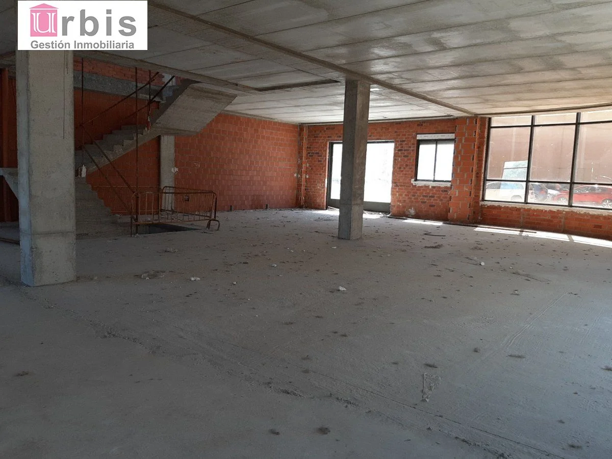 Local comercial de tres plantas cerca de Salamanca