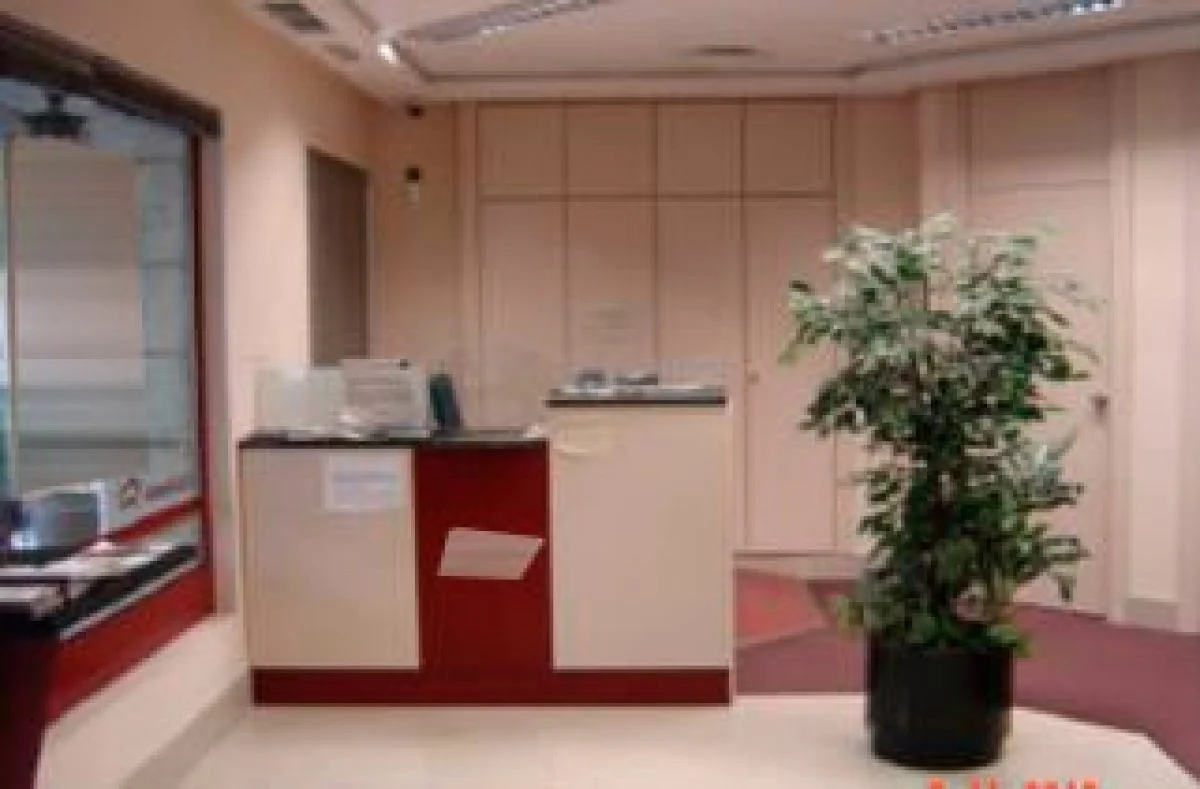 Visible two-level centre commercial unit