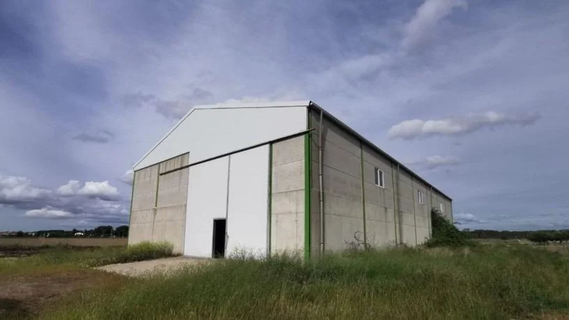 Nave industrial con gran parcela