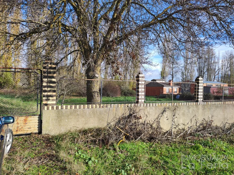 Parcela rústica de 1.400 m² cerca de Roales