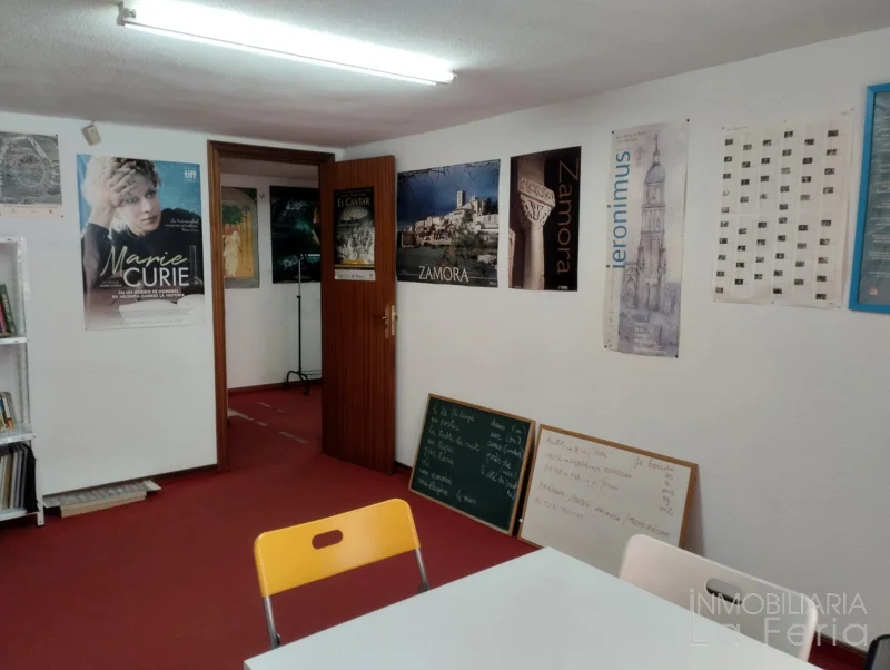 Bright central mezzanine with three rooms