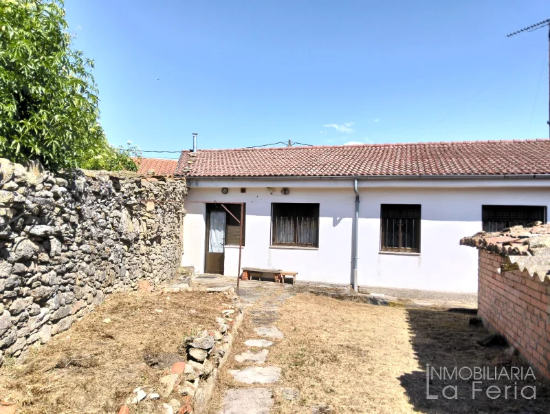 Casa céntrica de pueblo con gran patio