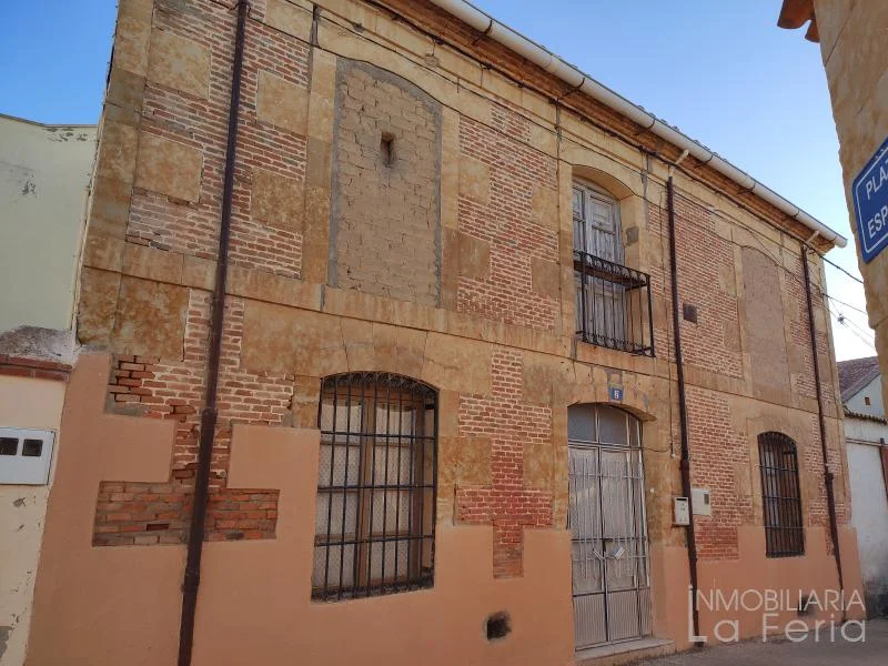 Large village house with rehabilitation potential