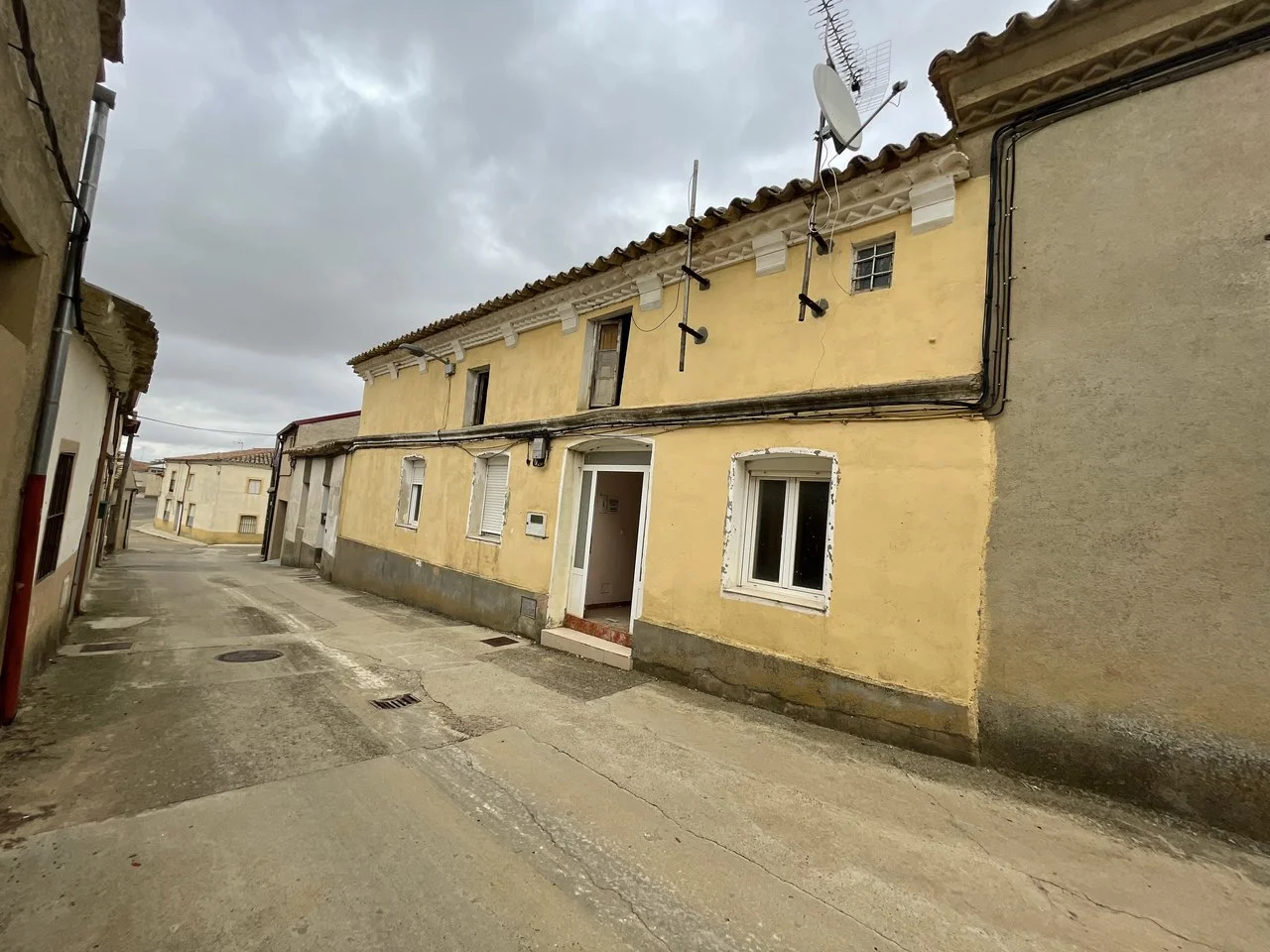 Casa de tres dormitorios para reformar en Zamora