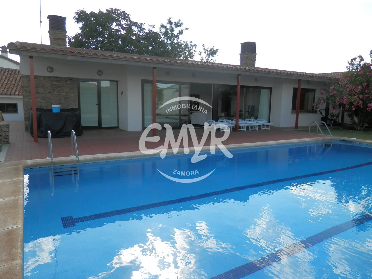 Casa independiente nueva con piscina