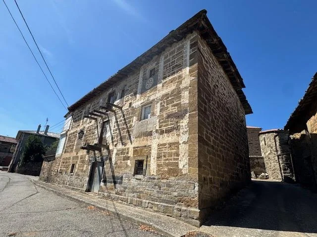 Casa de pueblo con almacén y finca