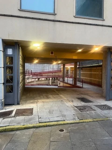 Central Zamora garage with two-car capacity