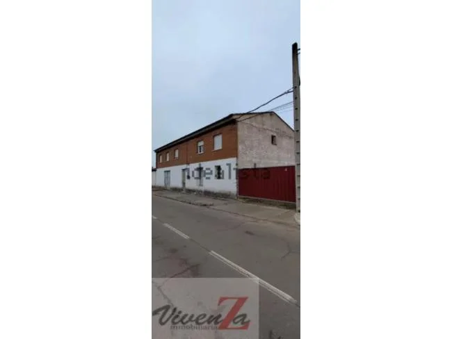 Casa con naves agrícolas y parcela de 1.595 m²