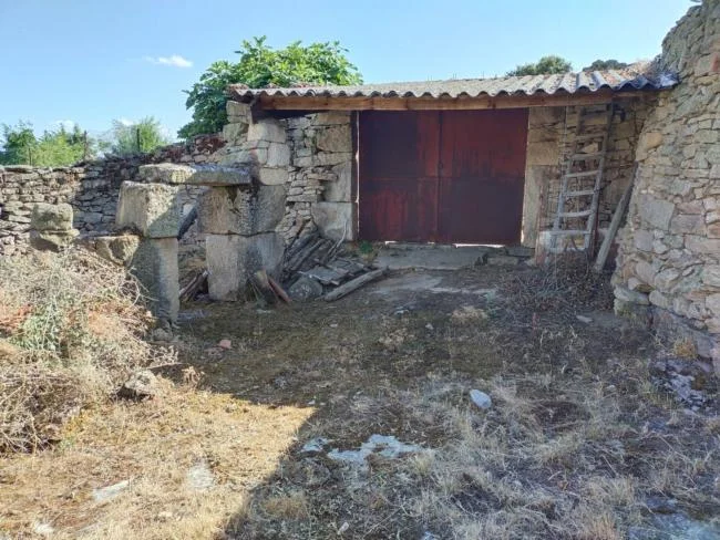 Casa de piedra para derribo, Sobradillo