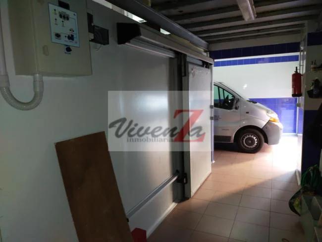Corner commercial premises with vehicle access