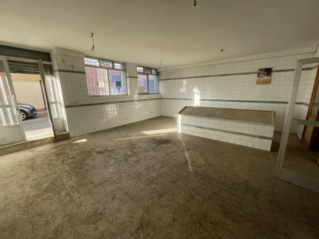 Street-front commercial unit, 150 m²