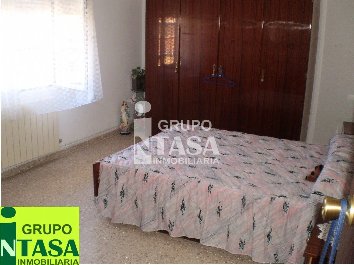 Six-bedroom house with 278 m² plot