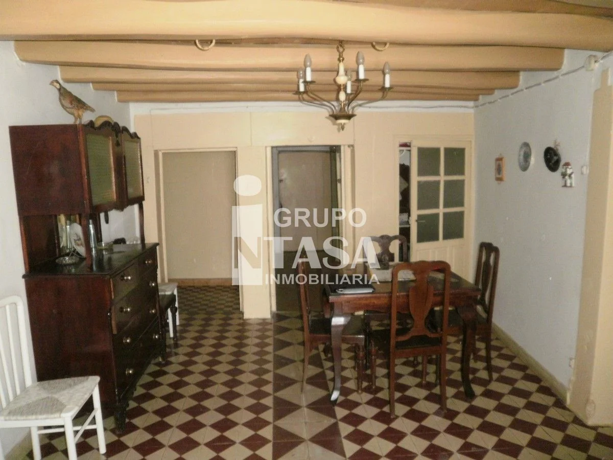 Cazurra five-bedroom house with land