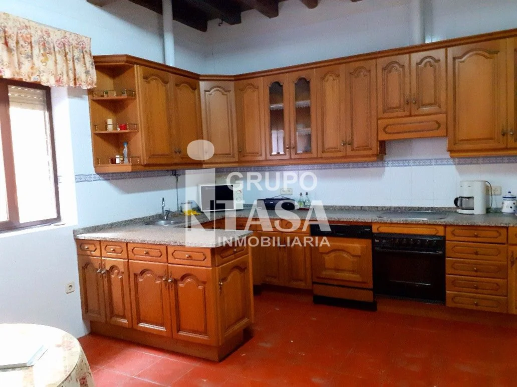 Five-bedroom house with large plot