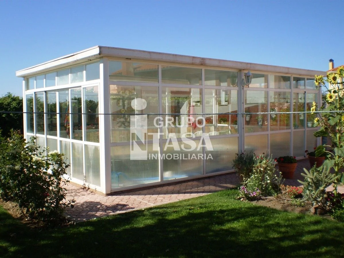 Chalet independiente con terreno de 1.200 m²