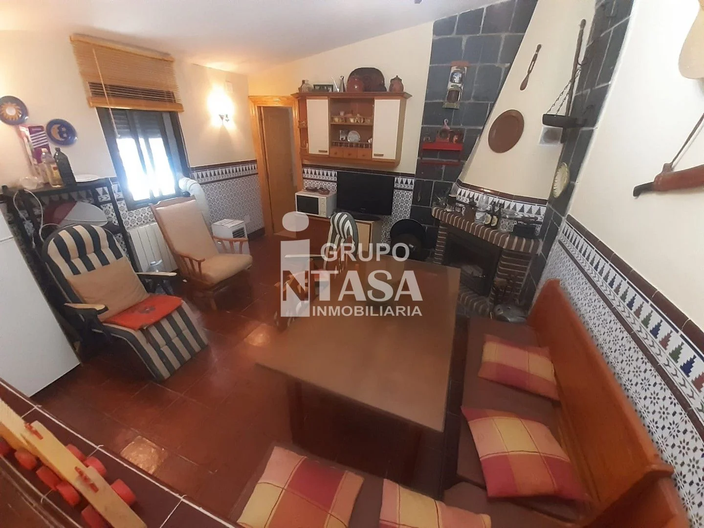 Parcela rústica con piscina cerca de Coreses