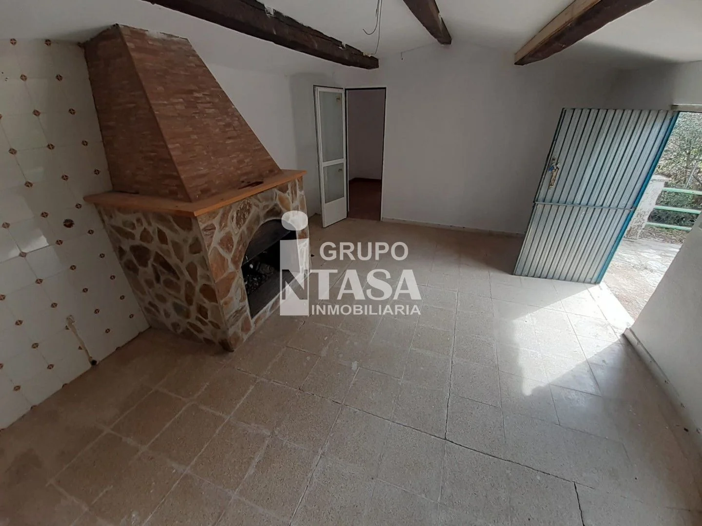Parcela agrícola con construcción existente