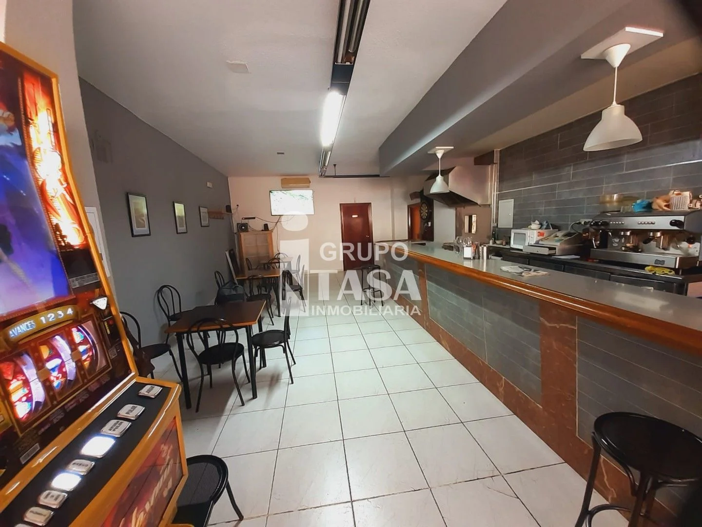 Bar-ready commercial unit in Bloques