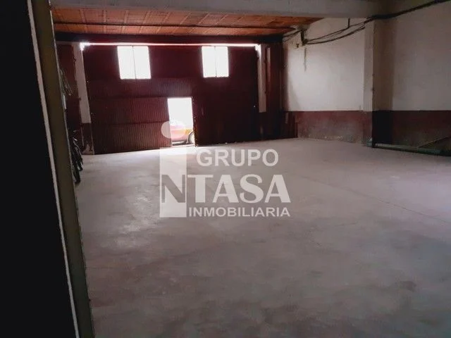 Local comercial en Pinilla con acceso para camiones