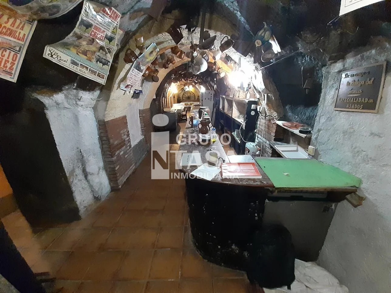 Restaurante a pie de calle con bodega