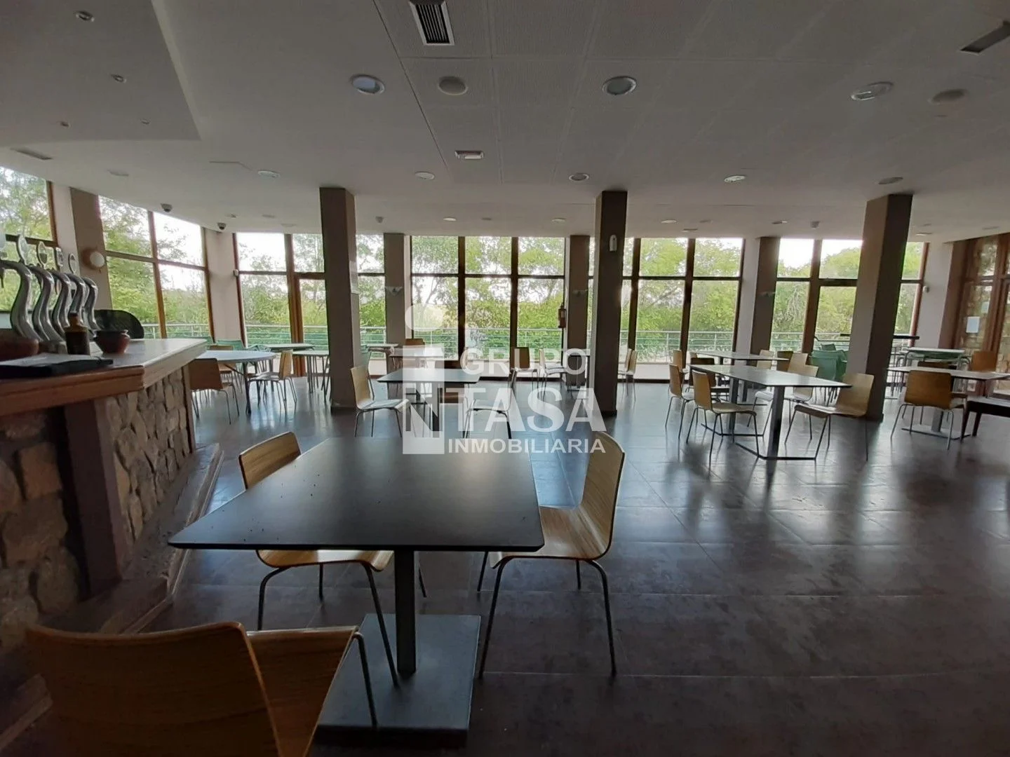 Gran restaurante con actividad acuática