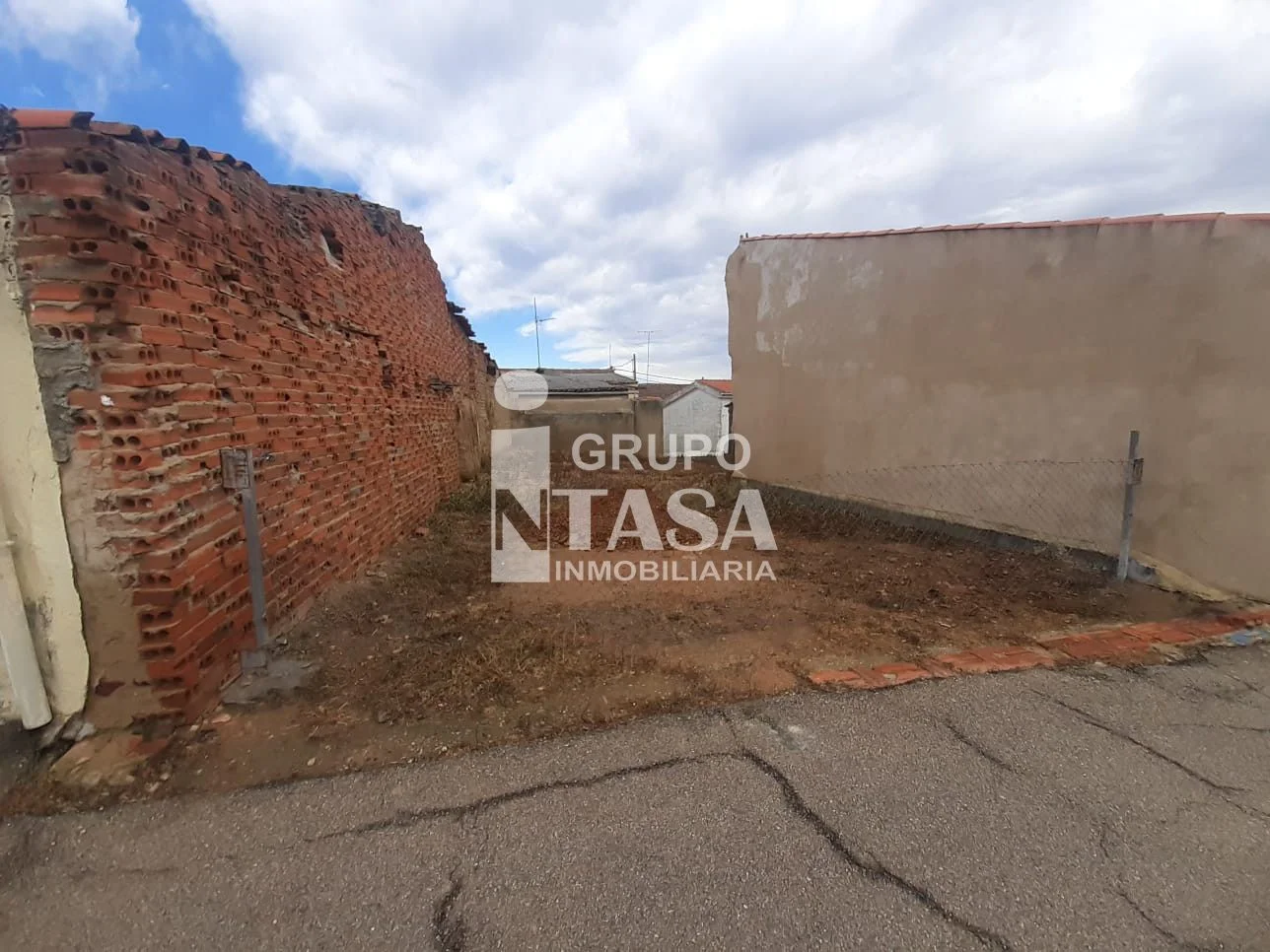 Residential plot with utilities near Zamora