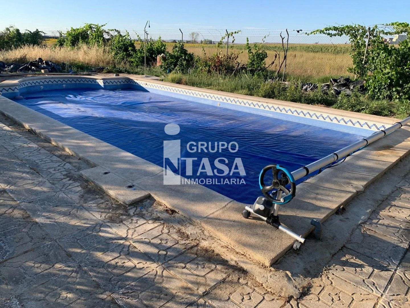 Irrigated rural plot with pool