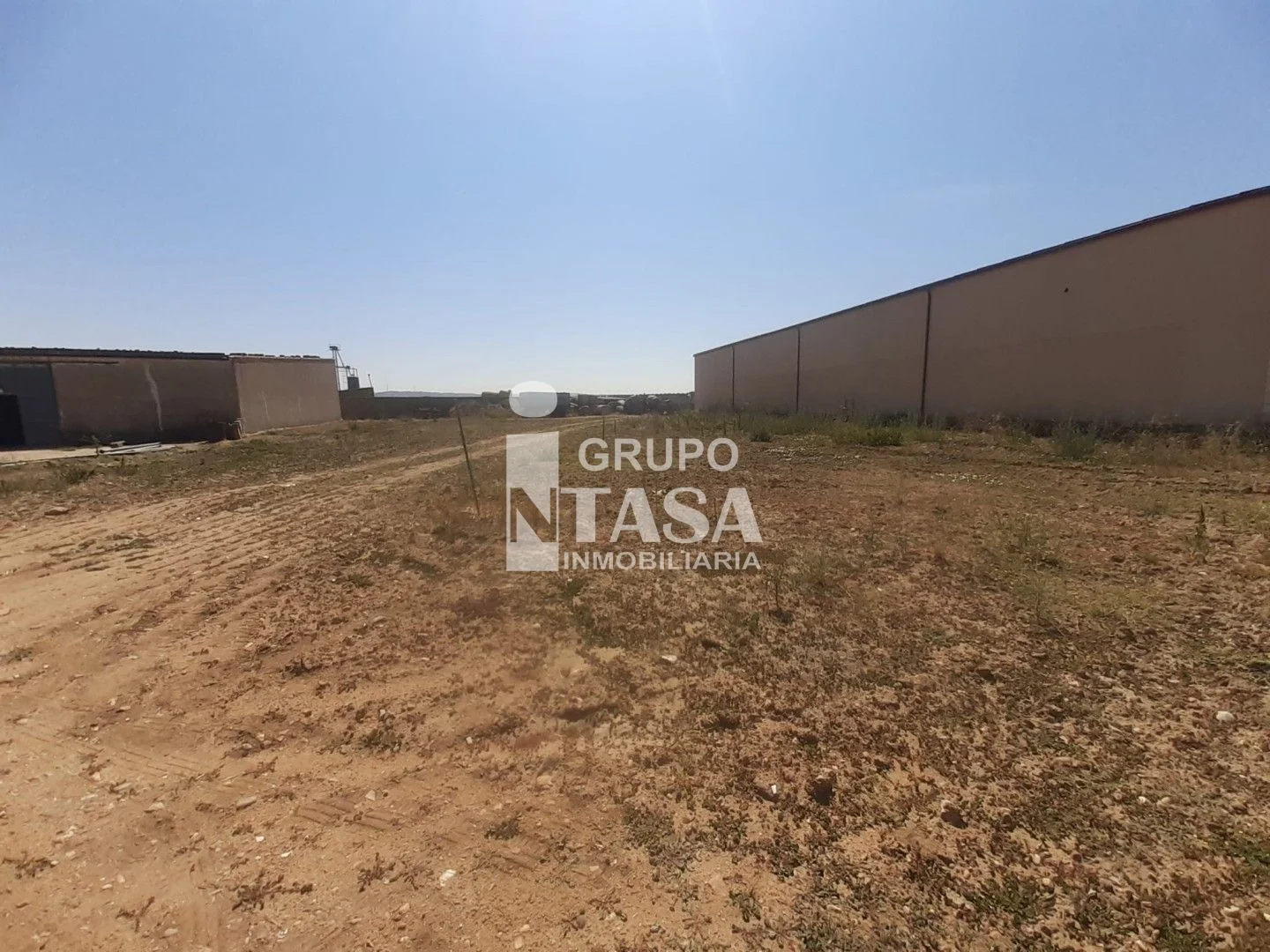 Serviced rural plot in Madridanos