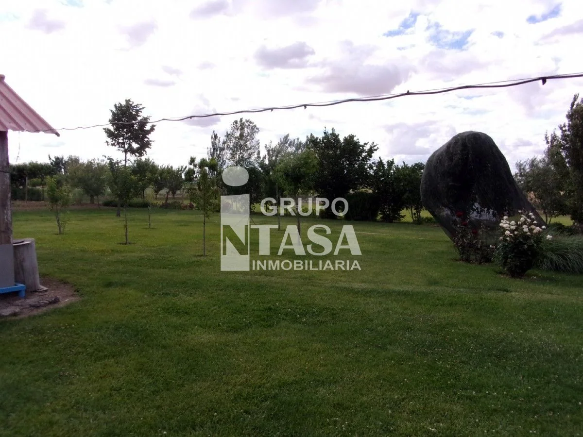 Terreno cuidado en Zamora con suministros