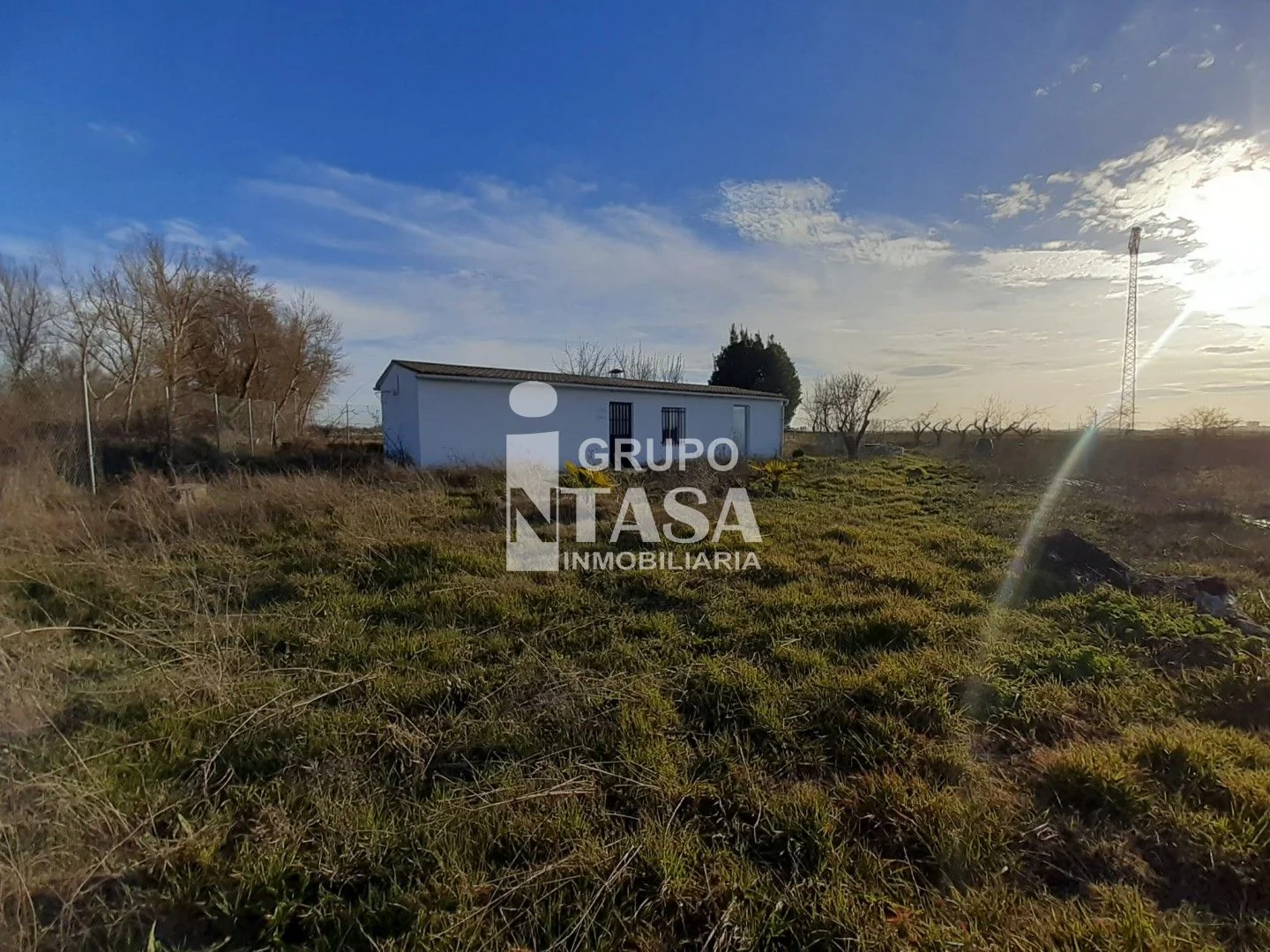 Parcela vallada en Zamora con refugio