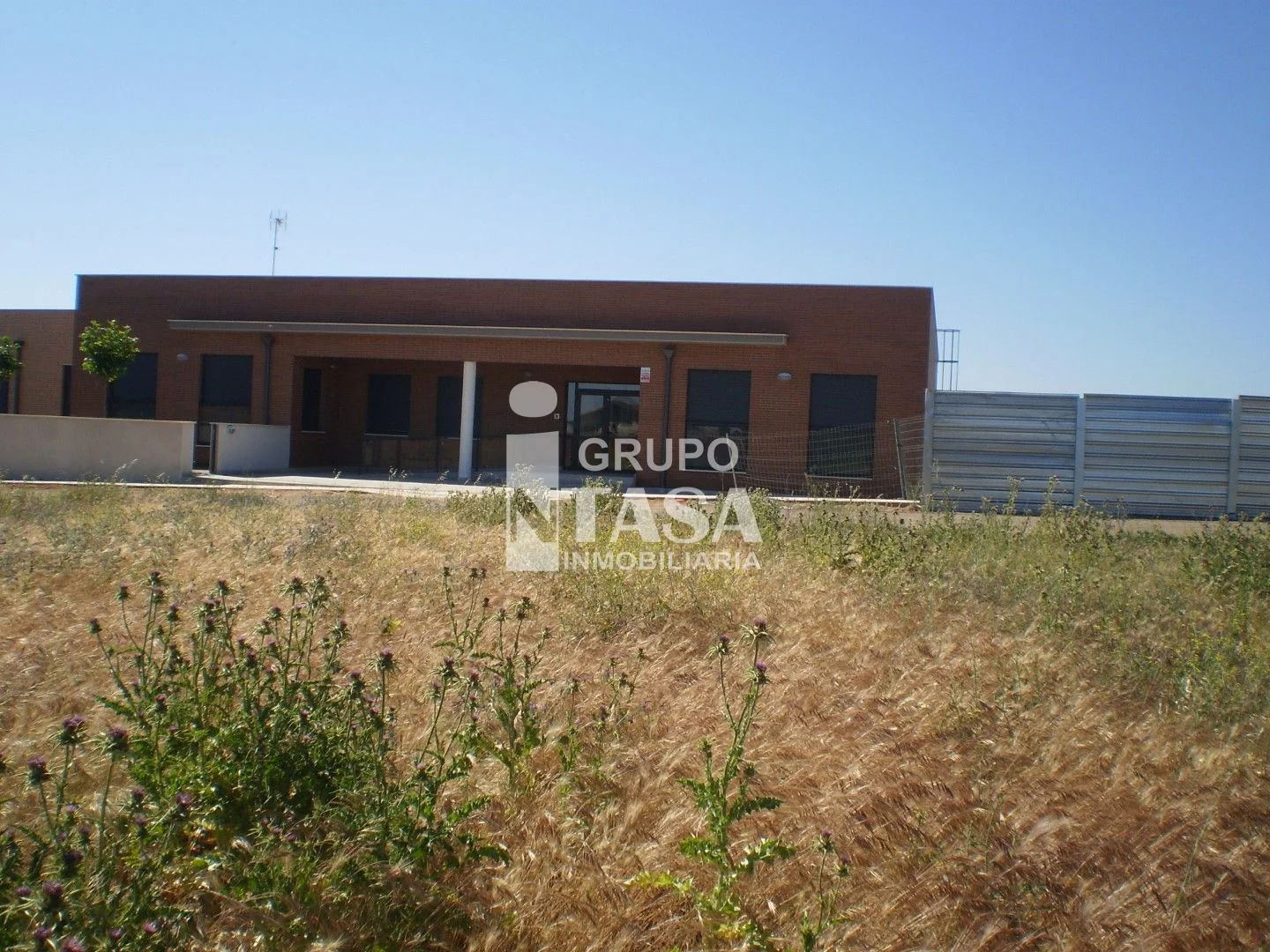 Solar con servicios en Montamarta, 1.455 m²