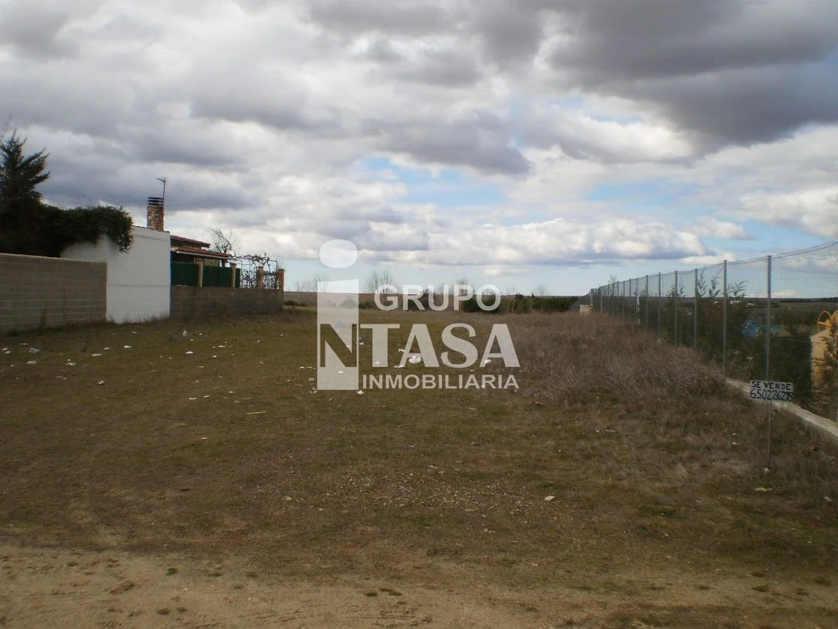 Parcela de Zamora de 1.926 m² con servicios