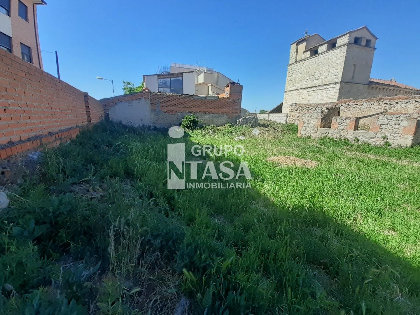 Solar urbano con vivienda de cuatro habitaciones