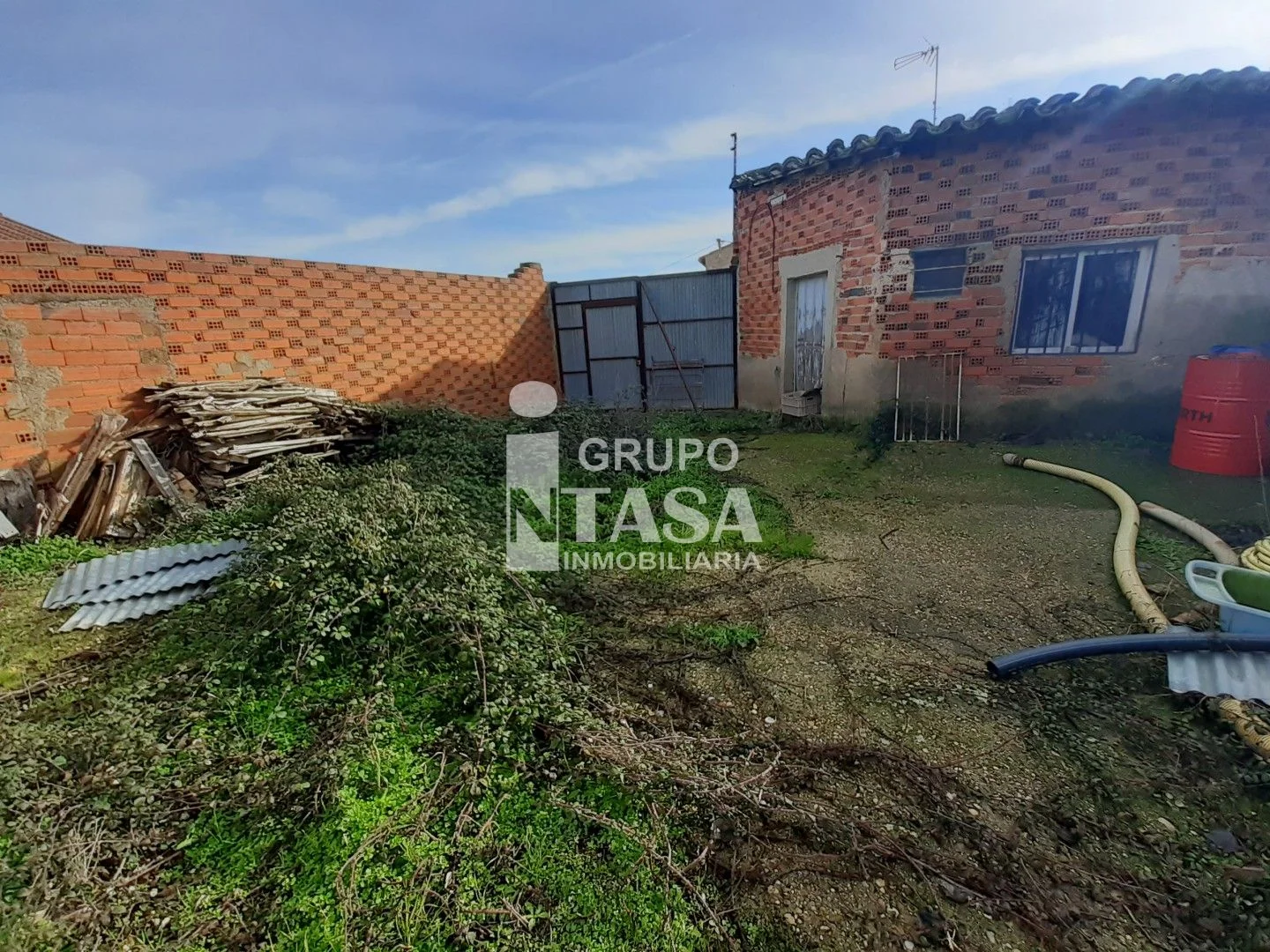 Solar urbano con casa en Pontejos